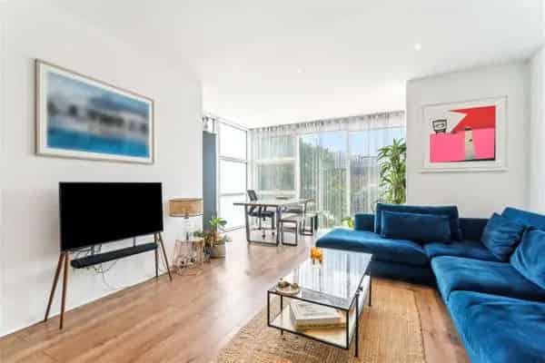 Stylish First Floor Apartment near River Thames in Juniper Drive Development