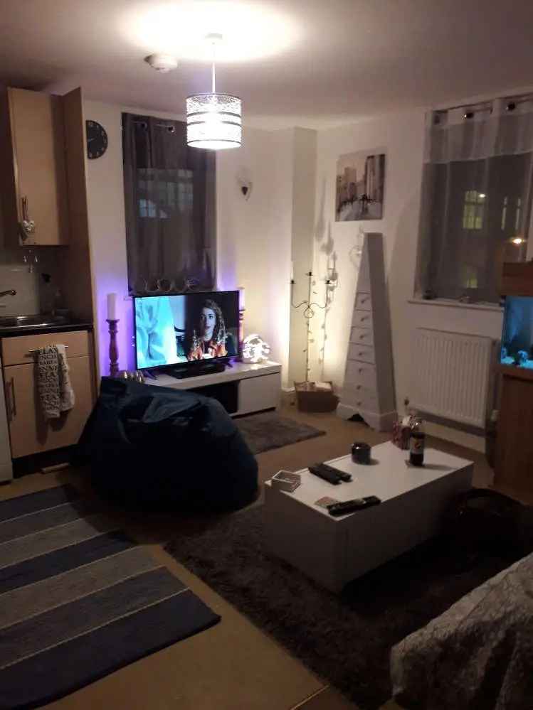 Flat For Rent in Exeter, England