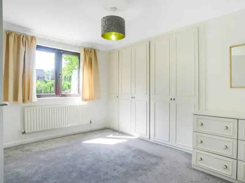 2 Bed House with Garage and Residents Parking EPC C