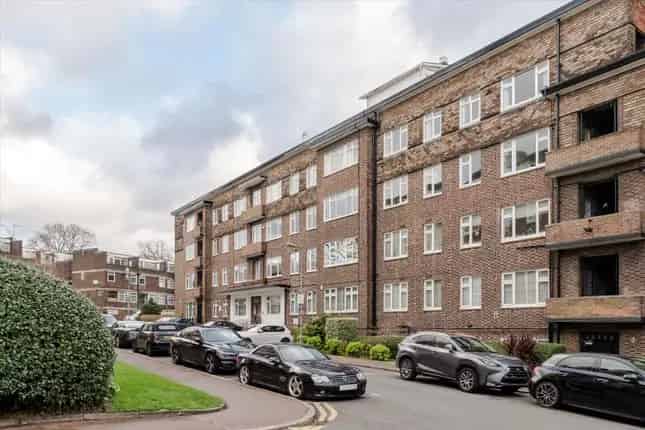 Spacious Flat for Sale in Avenue Road London NW8