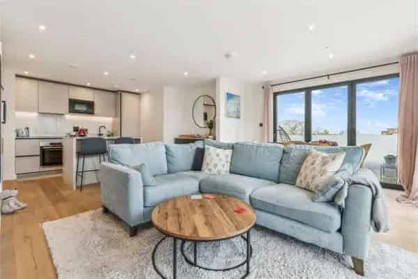 2-Bed Balham Apartment 3 Balconies Secure Parking Modern Living