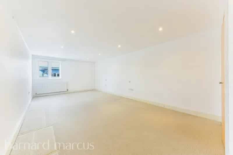Spacious Apartment with Parking Ideal for Single Professional or Couple