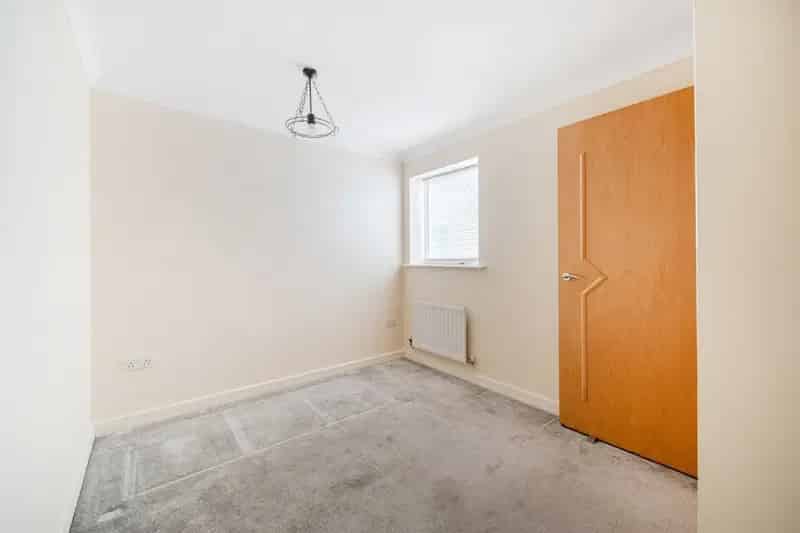 2-Bed Apartment Berkhamsted High Street Chain Free Parking