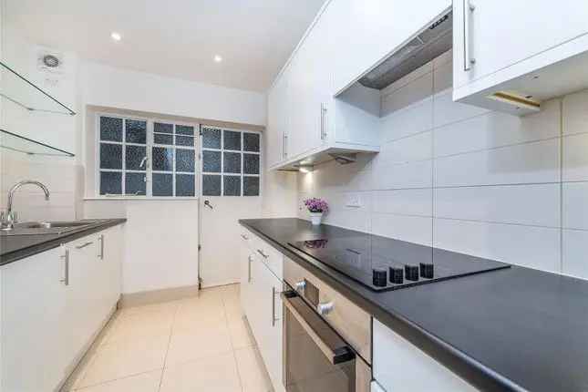 Flat to rent in Pelham Court, 145 Fulham Road, Chelsea, London SW3