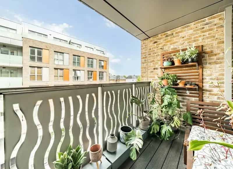 Spacious One Bedroom Flat near Hornsey with Balcony and On-Site Amenities