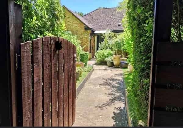 Large 2-Bed Bungalow near Haselmere West Sussex