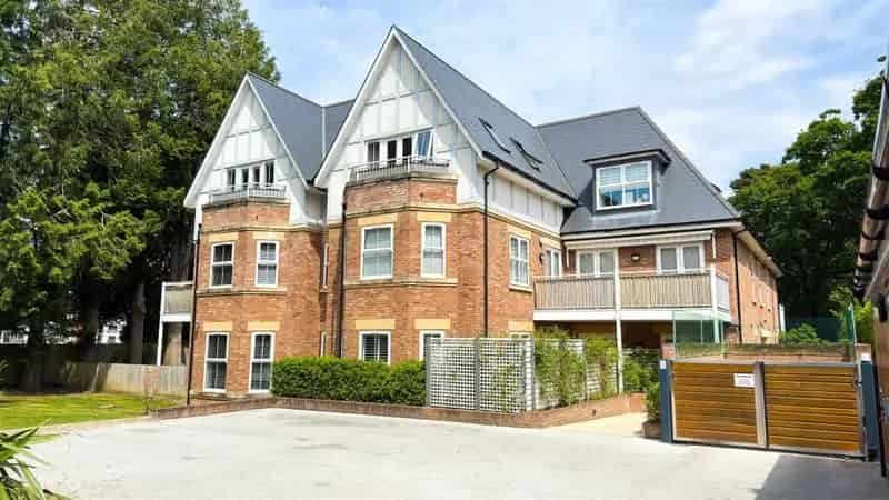 3 Bedroom Apartment for Sale - Ground Floor Garden Apartment