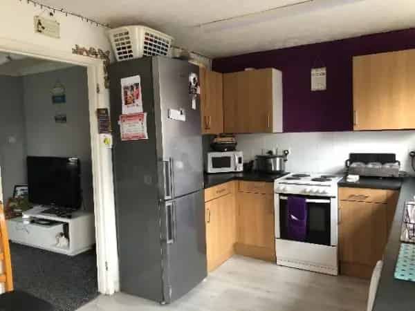 3-Bed Family Home with Large Garden and Private Drive