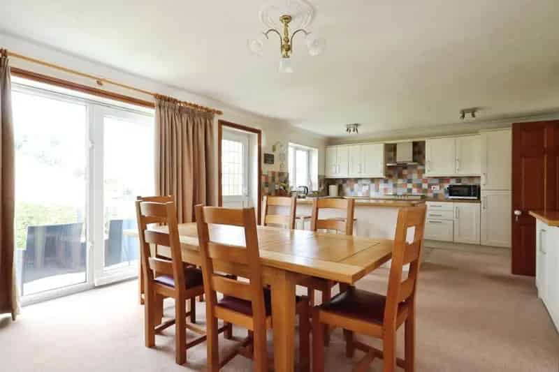 3 Bed Detached Bungalow Modern Kitchen Family Bathroom Garage Gardens