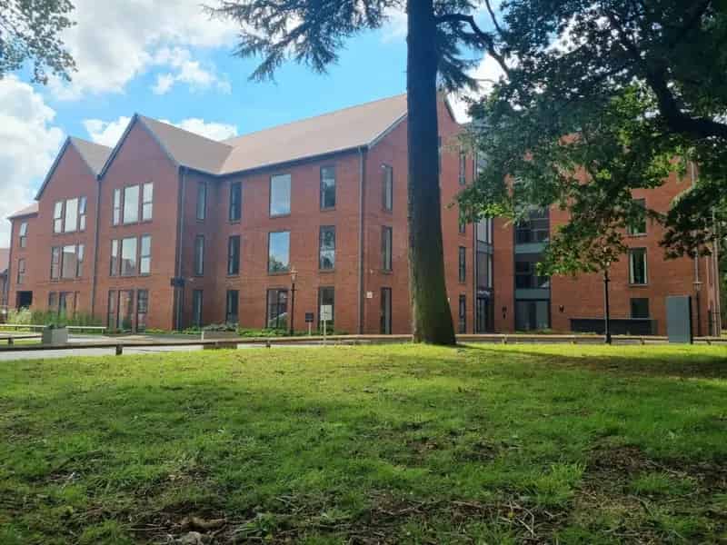 Luxury 2-Bed Apartment in Solihull Blossomfield Park with Underground Parking