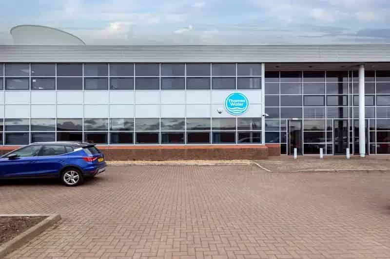 Modern Warehouse To Let Slough 6m Eaves 18 Parking Spaces
