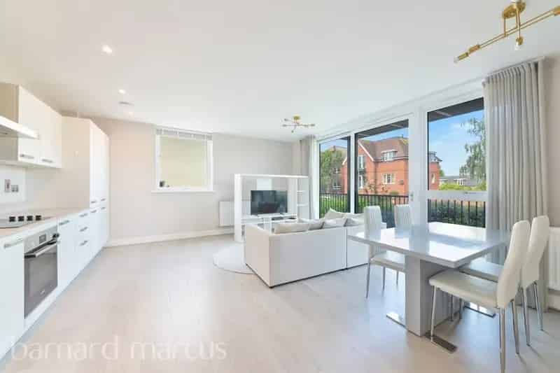 3 Bedroom Flat near Epsom Station - Modern Apartment with Balcony