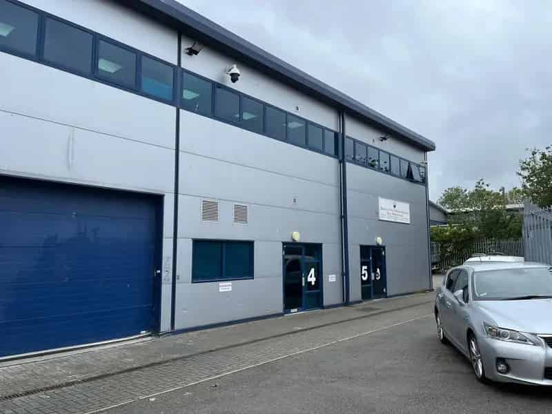 Industrial Unit for Rent 3 Parking Spaces Security Shutter Comfort Cooling