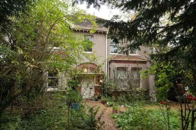 Detached House for Sale in Burnt Ash Hill Lee SE12