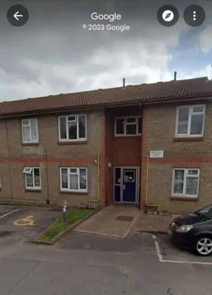 2 Bed Flat with Loft Conversion Near Schools and Shops