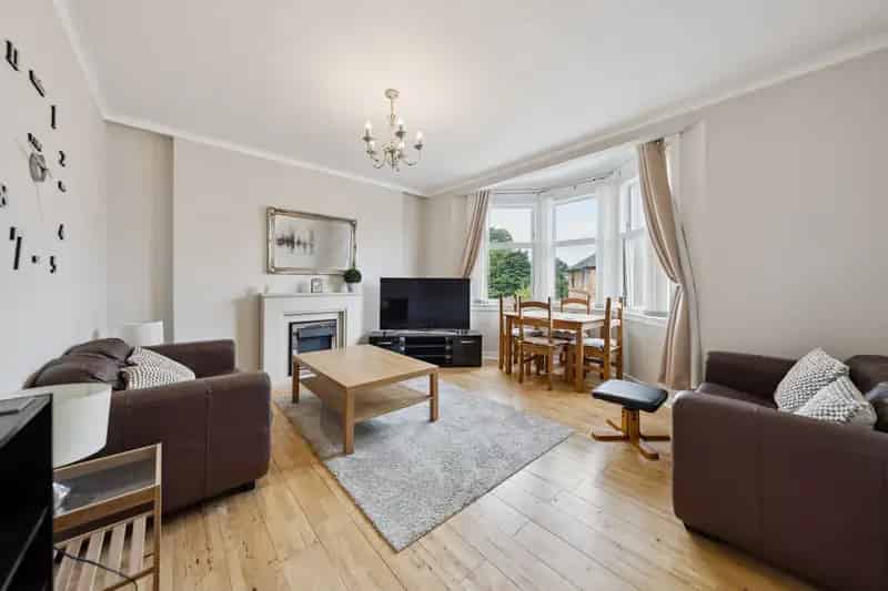 Spacious 2-Bedroom Top Floor Flat in Cathcart Glasgow