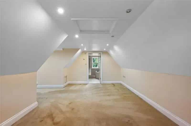 6 Bed Detached House for Sale
