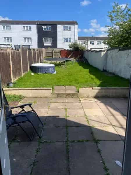 Family Home Near Shopping Schools and Transport