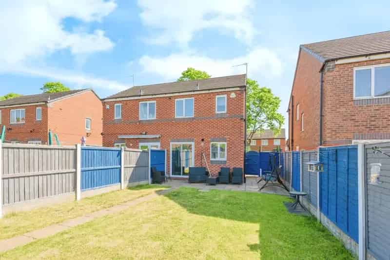 2 Bed Semi Detached House Near Motorway Links