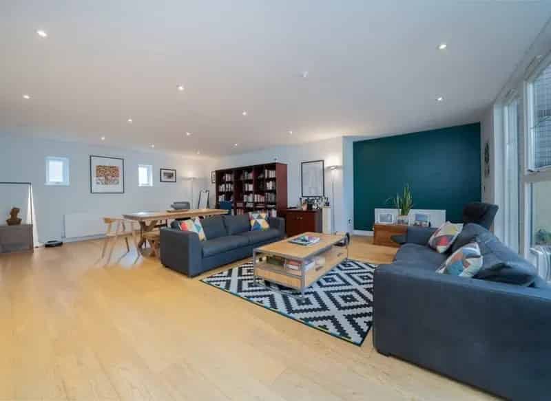 Spacious 3 4 Bedroom Flat with Garden and Parking