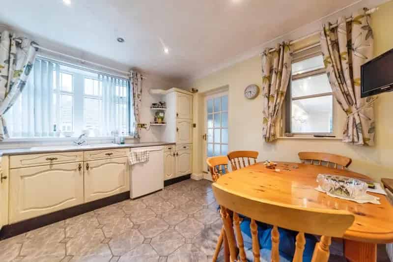 Detached Bungalow in Ropsley 23 Bedrooms Available Immediately