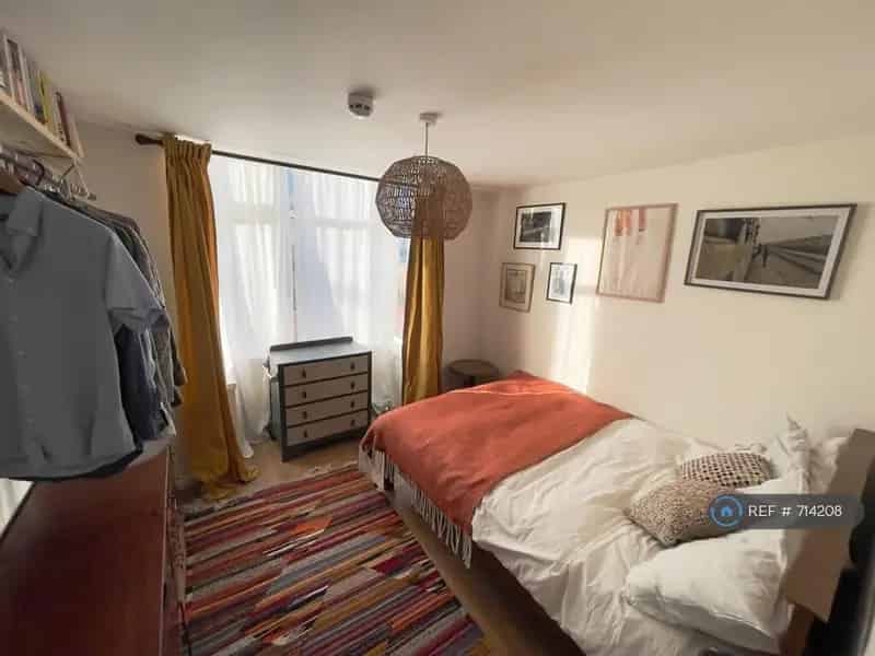 1 Bedroom Flat with Private Garden and Studio Office