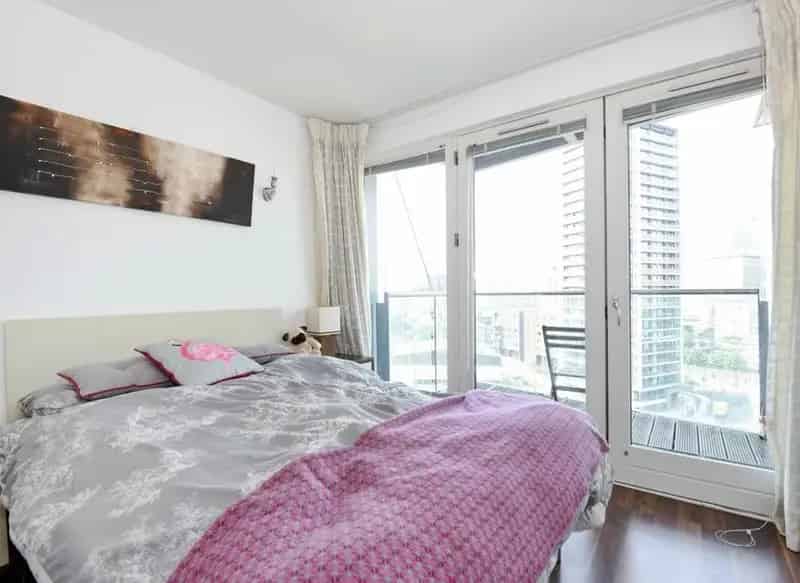Bright 1-Bed Riverside Apartment near Canary Wharf