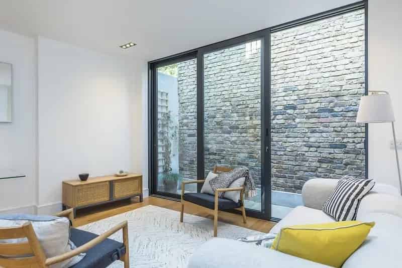 2 Bedroom Flat Fulham Road - Modern Renovation - Private Patio
