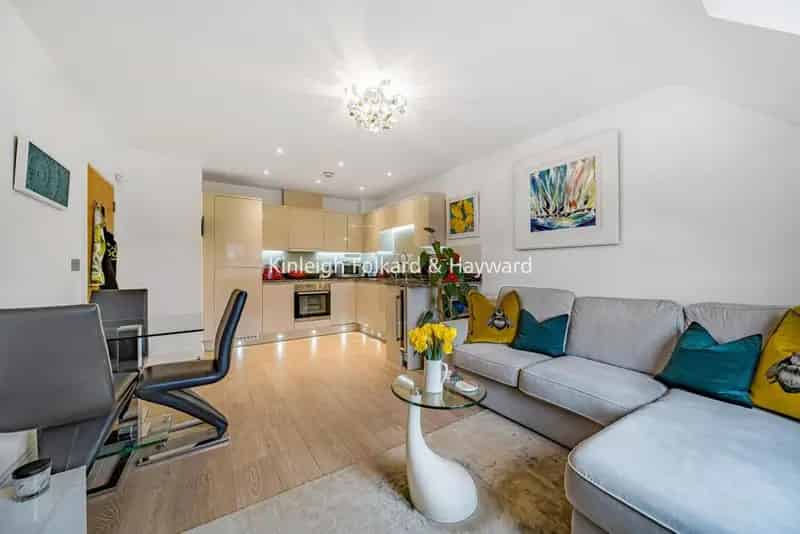 Two Bedroom Apartment with Parking and Gardens