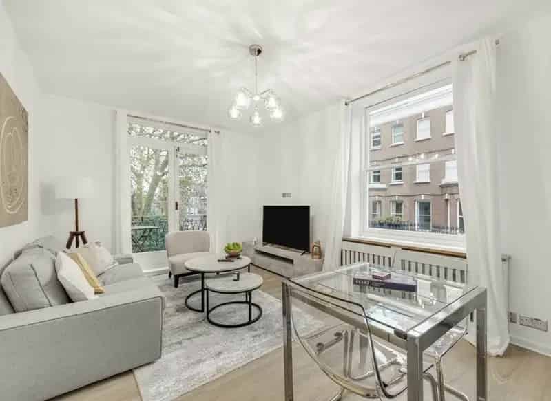 Refurbished 2-Bed 2-Bath Flat with Balcony in Tedworth Square