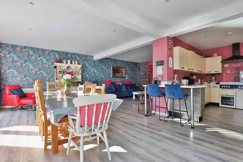 5-Bedroom Chalet Bungalow Manor Avenue Family Home