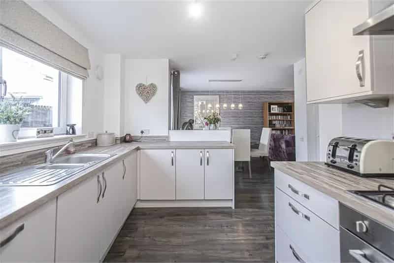 5 Bed Detached House with Garage and Garden