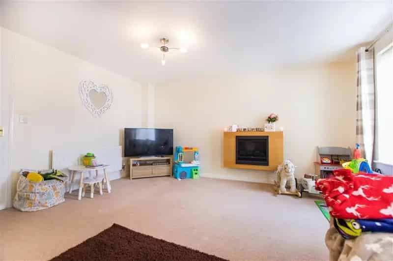 Three Bedroom House Cefn Glas Great Location