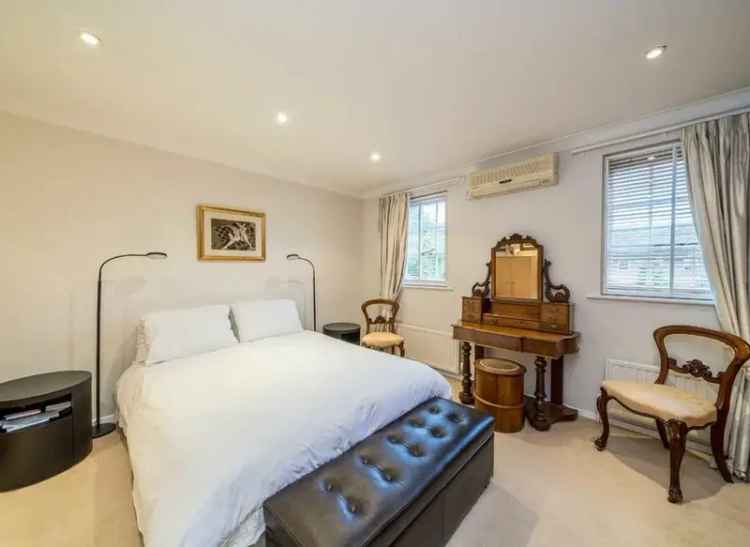 House For Sale in Temple Road, London, England