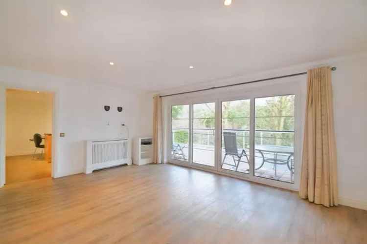 2 Bedroom Beachfront Apartment with Terrace and Parking