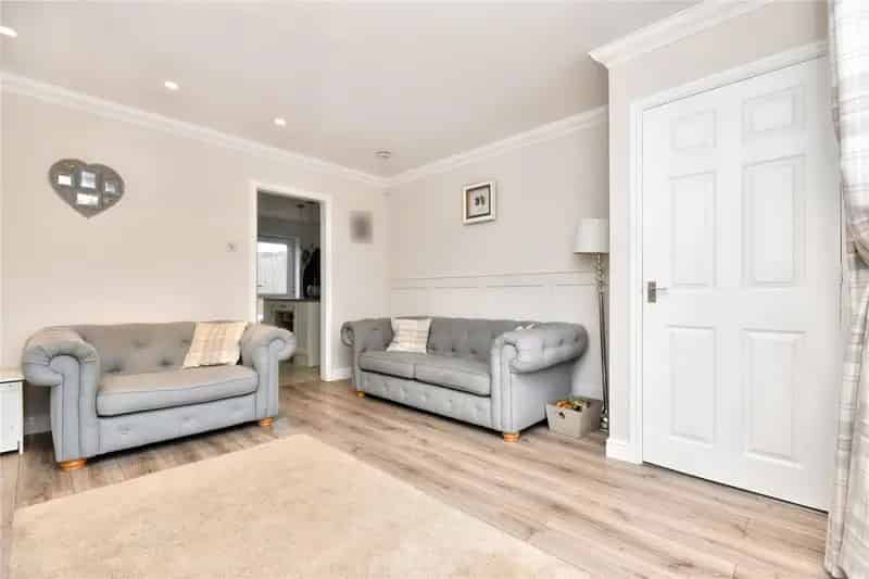 3-Bedroom Terraced House in Micklefield - Modern Kitchen, Landscaped Garden