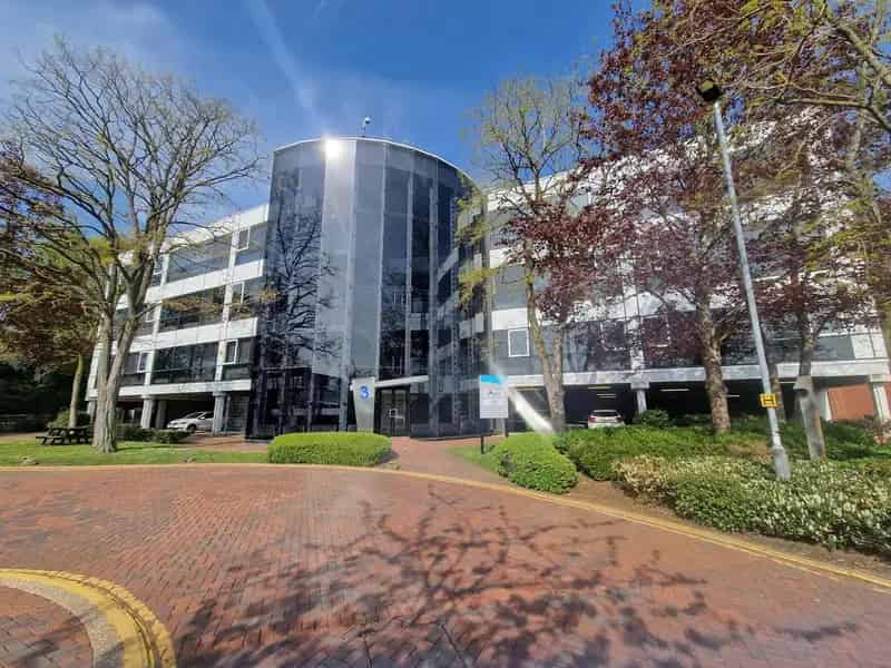 Intec 3 Modern Office Building for Lease