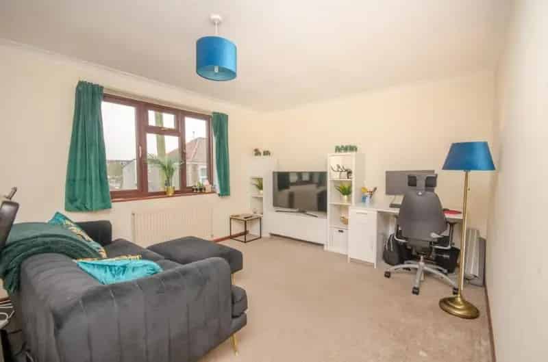 1 Bed Flat for Sale - Convenient Location