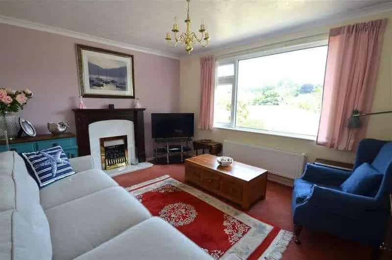 2 Bed Detached Bungalow for Sale Near Town Amenities