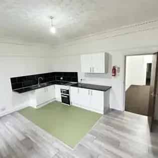 2 Bedroom Flat Manchester - Spacious Accommodation with Parking