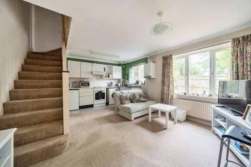 1 Bed House for Sale with Garage and Garden