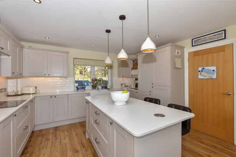 3 Bedroom Detached House for Sale Near London