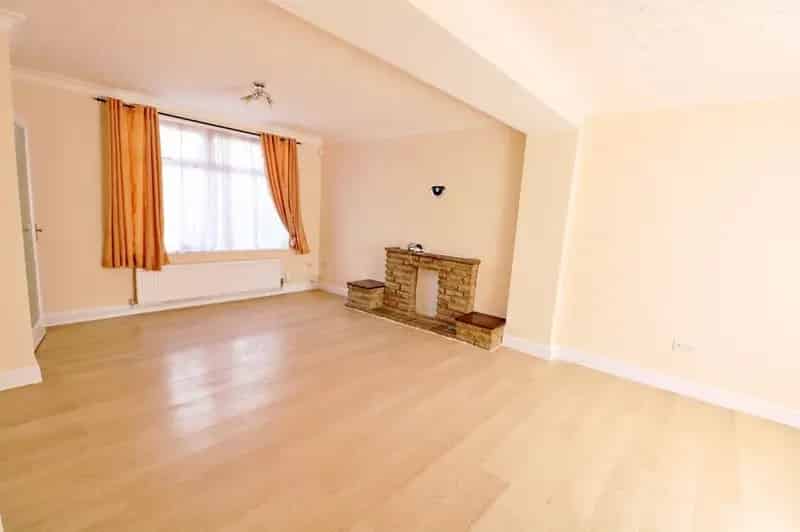 2 Bedroom Mid Terrace House for Rent Chigwell Essex IG7