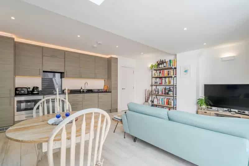 One Double Bedroom Period Conversion Flat Balham