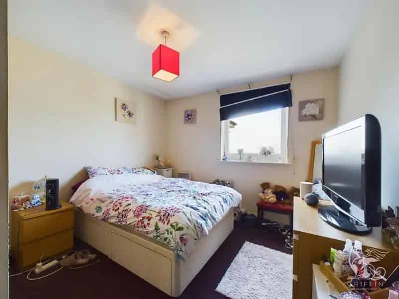 2 Bed Flat for Sale Grays Riverside Gated Development