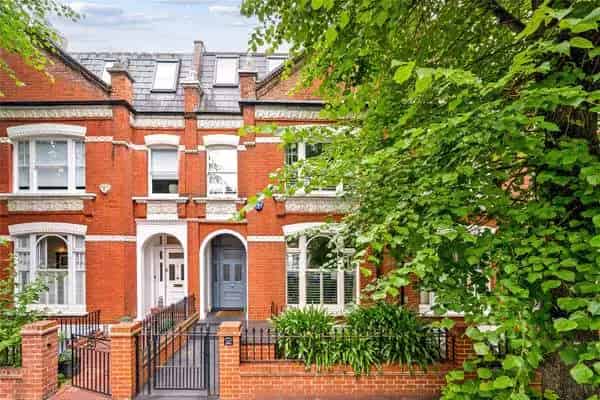 Impressive Refurbished House with Cinema Room and Gym