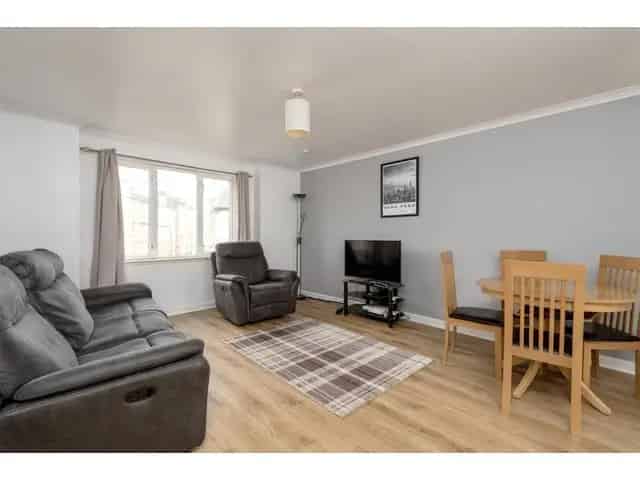 2 Bedroom Flat for Sale Modern Spacious Apartment Private Parking