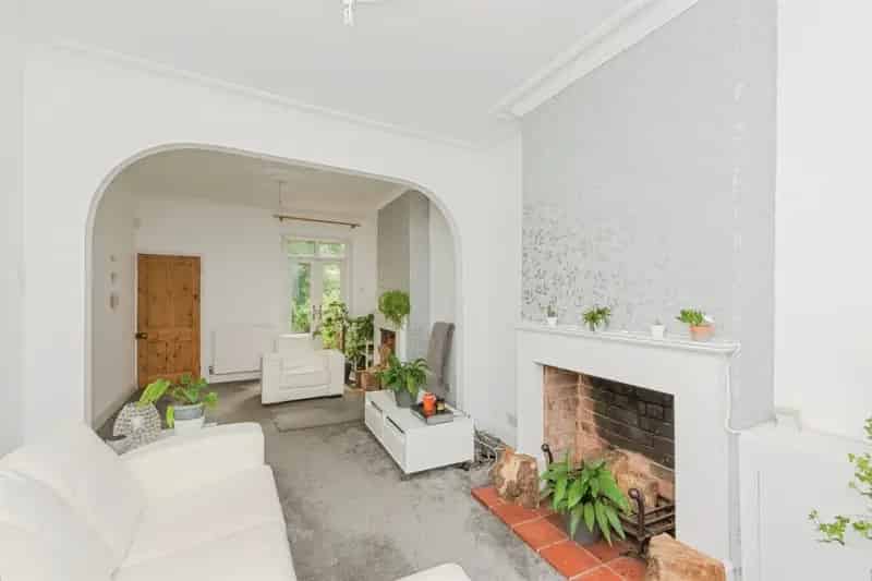 2 Double Bedroom Victorian Mid Terrace House Near Transport Links