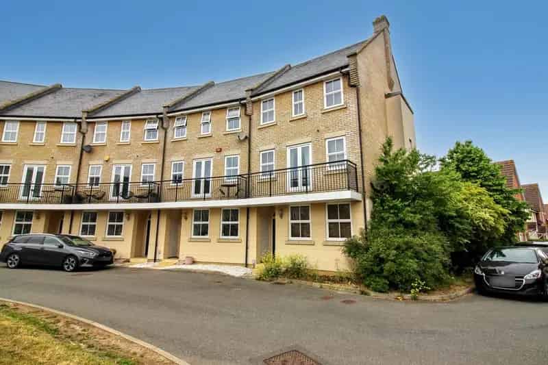 4 Bedroom End of Terrace House to Rent