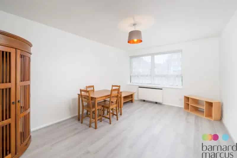 Spacious One Bedroom Apartment Chase Side Zero Deposit Available